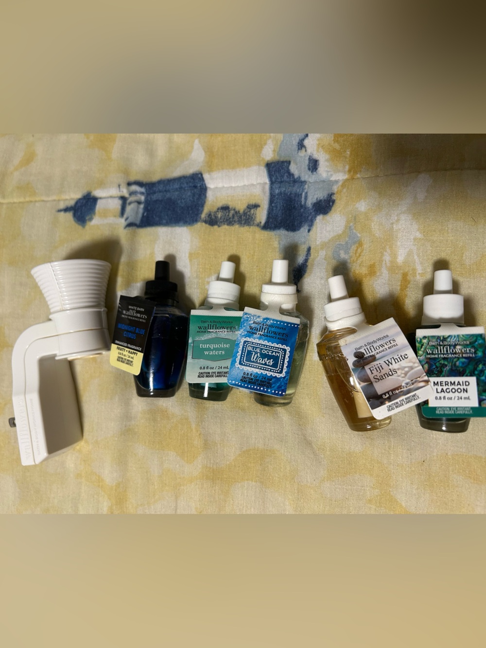 5 ocean/beach Bath & Body Works wallflowers and plug in (used)